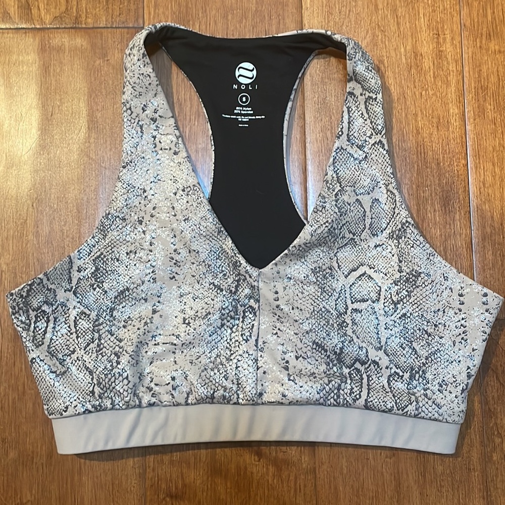 Noli yoga shimmer snakeskin sports bra